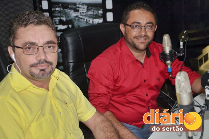 Radialista Levi Dantas entrevistou o candidato a prefeito de Santa Cruz, Paulo César (foto: Charley Garrido)