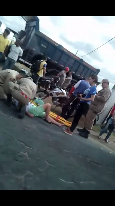 Mulher ficou ferida em acidente de moto