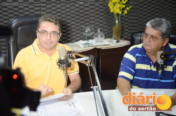 Candidato a prefeito de Vieirópolis, durante entrevista ao radialista Levi Dantas (foto: Charley Garrido)