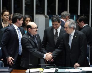 Deca (à esq.) é cumprimentado pelo senador Raimundo Lira (PSDB), também da Paraíba