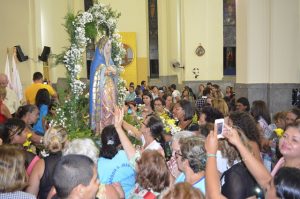 Imagem de Nossa Senhora da Piedade, padroeira de Cajazeiras, cercada por fiéis na Catedral