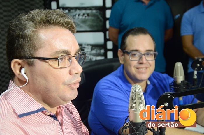 Candidato a prefeito de Vieirópolis, durante entrevista ao radialista Levi Dantas (foto: Charley Garrido)