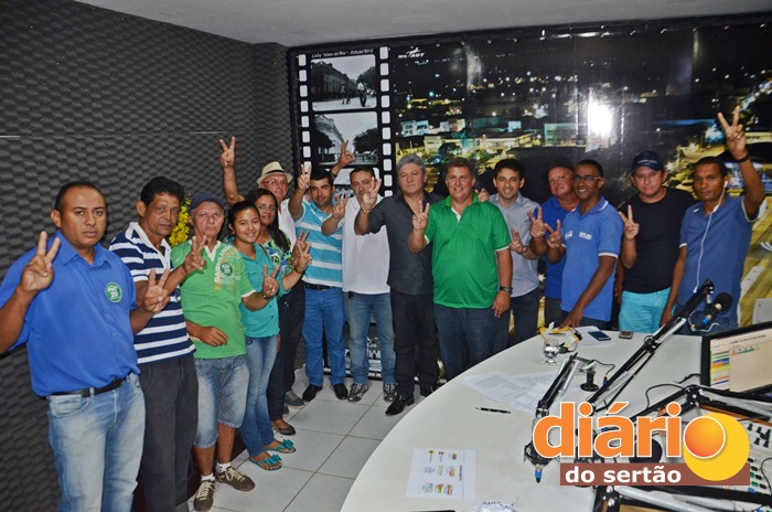 Aliados posaram para foto ao lado do candidato a prefeito pela oposição de Santa Cruz (foto: Charley Garrido)