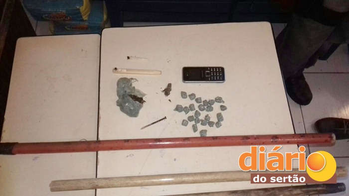 Material apreendido dentro da cadeia (foto: Diário do Sertão)