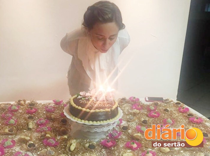 Médica Natália Guedes foi surpreendida com festa de aniversário (foto: reprodução/Facebook)