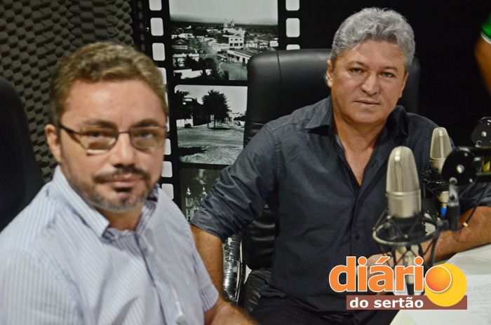 Radialista Levi Dantas entrevistou o candidato a prefeito de Santa Cruz, João de Nenzinha (foto: Charley Garrido)