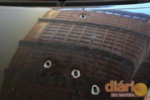 Supostas marcas de balas no carro da vereadora