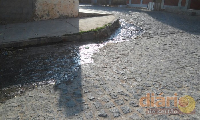 Muita água 'joga fora' na cidade de Cajazeiras