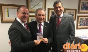 Gervázio ao lado de Lira e Ricardo Marcelo