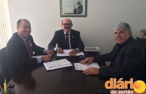 Prefeito no gabinete do senador Deca