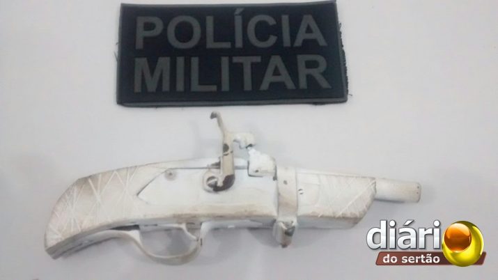 Arma apreendida com menor e moto recuperada (Foto: Diário do Sertão)