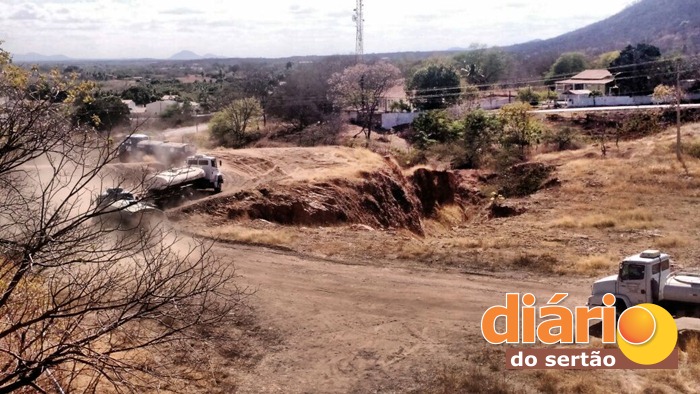 Caminhões pipa captam água do açude de São Gonçalo (foto: reprodução/Whatsapp)
