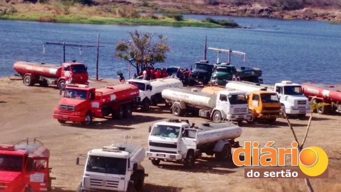 Caminhões pipa captando água do açude (foto: reprodução/Whatsapp)