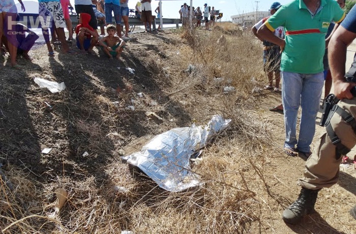 Mulher morreu no local do acidente (foto: hwcomunicacao)