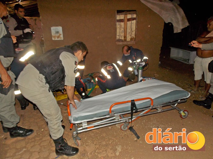 Vítima sendo socorrida pelo SAMU (foto: Diário do Sertão)