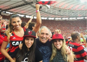 Alondra Garcia Miró, namorada de Paolo Guerrero, não deixa de ir aos jogos do Flamengo Foto: Reprodução/Instagram