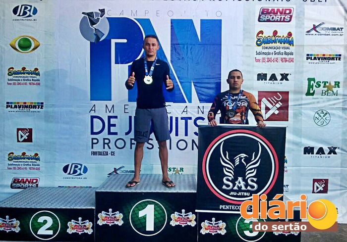Lutador Thiago Vasconcelos ganhou duas medalhas na competição (foto: Diário do Sertão) 