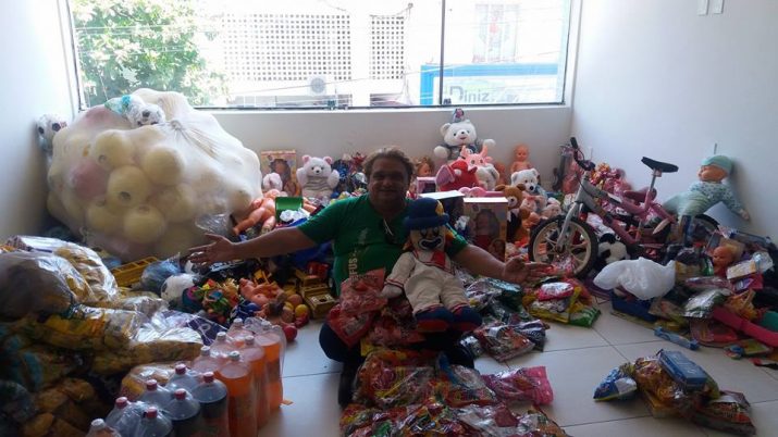 Radialista Junior Soares arrecadou vários brinquedos para fazer doação para criança da região de Cajazeiras