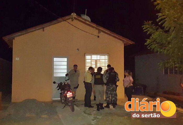 Crime ocorreu dentro de uma casa no Sousa 1 (foto: João Fábio)