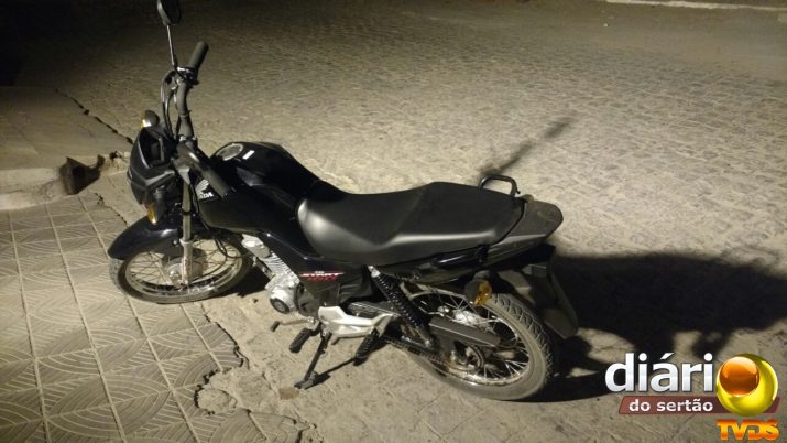 Moto de cor preta sem placa foi apreendida (Foto: DS)