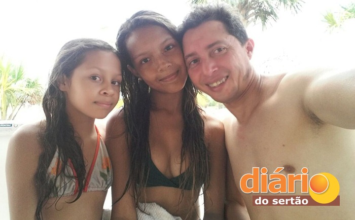 Yasmin ao lado da irmã e do pai (foto: Facebook)