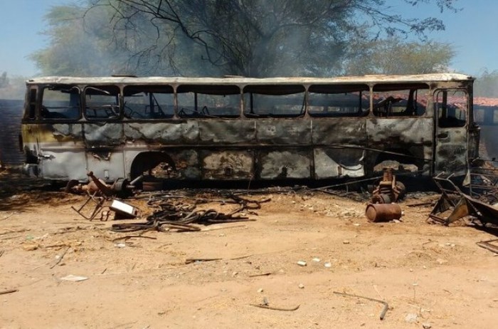 Um ônibus também foi atingido (Foto: Delegado Rone Feitosa/Arquivo Pessoal)