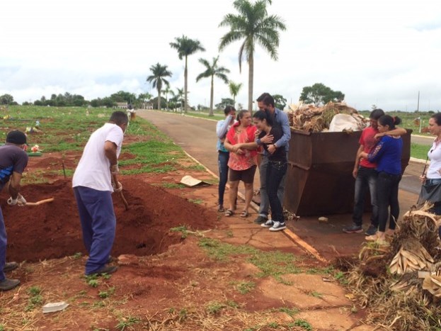 Corpo de idoso encontrado em poste é enterrado em Goiânia (Foto: Murillo Velasco/ G1)