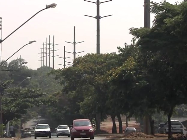 Poste seria usado em expansão de rede de alta tensão (Foto: Reprodução/TV Anhanguera)