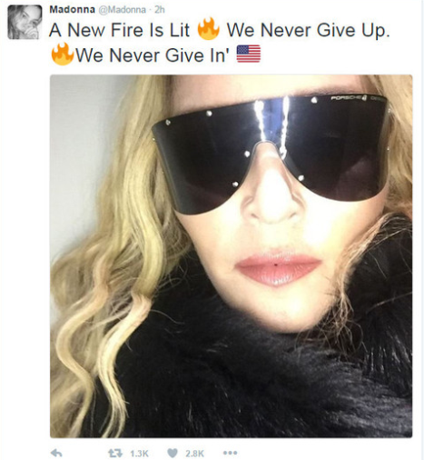 Madonna, que apoiou abertamente a democrata, soltou uma mensagem de esperança: "Um novo fogo foi aceso. Nunca desistiremos. Nunca nos entregaremos" 