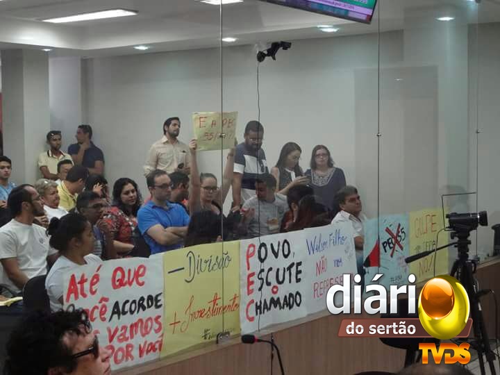 Estudantes em protesto na audiência pública em Sousa (Foto: Diário do Sertão)