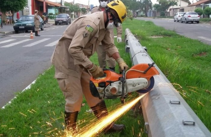 Corpo em decomposição é localizado dentro de poste em Goiânia (Foto: Divulgação/Corpo de Bombeiros)