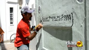 Homem recupera inscrições no túmulo do pai