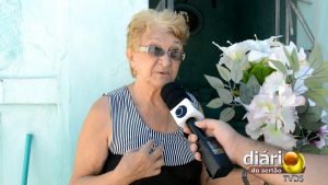 Dona Francisca limpa os jazigos duas vezes por mês