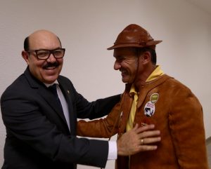 Senador Deca cumprimenta vaqueiro