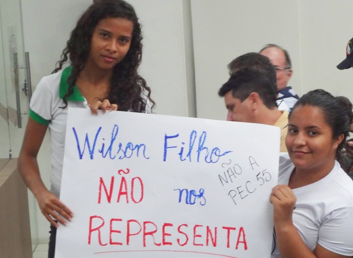 Estudante com cartaz com a seguinte frase: "Wilson Filho não me representa" (foto: reprodução/Facebook)