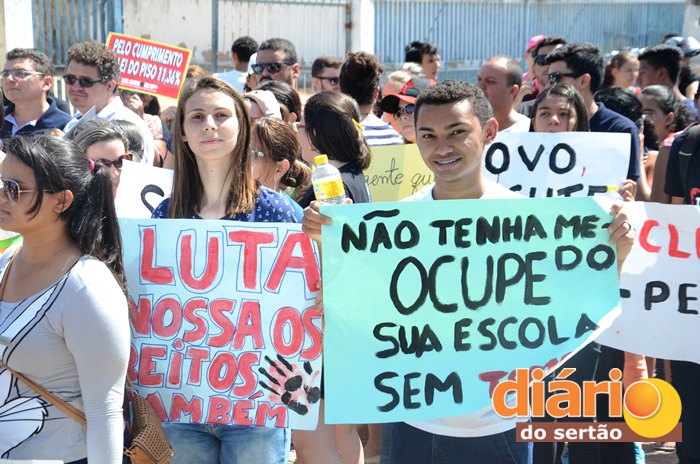 Estudantes protestaram contra a PEC 55 em Sousa (Foto: Leivas Henrique)