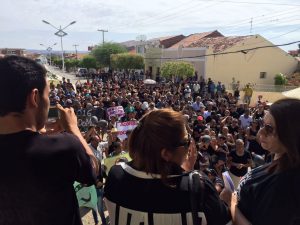 Multidão se concentra em frente ao palco no Centro de Bonito de Santa Fé (Foto: Fred Lacerda)