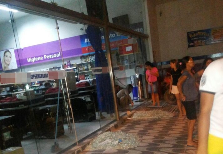Durante a ação, o supermercado teve suas portas destruídas