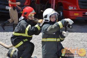 Alunas se preparam para lançar jato d'água