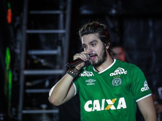 Luan Santana usa camisa da Chapecoense (Foto: Raphael Castello/ Ag. News)