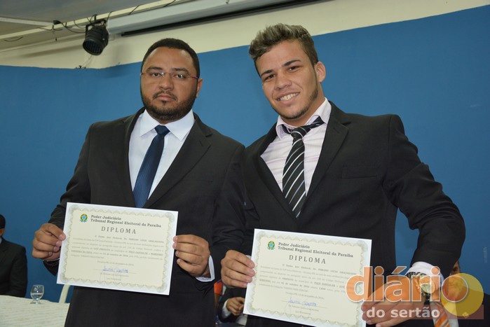 Vice-prefeito e filho do prefeito de Poço Dantas (à esq.) recebem diplomas