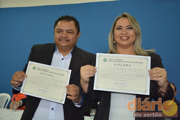 Prefeita e vice de Joca Claudino com diplomas