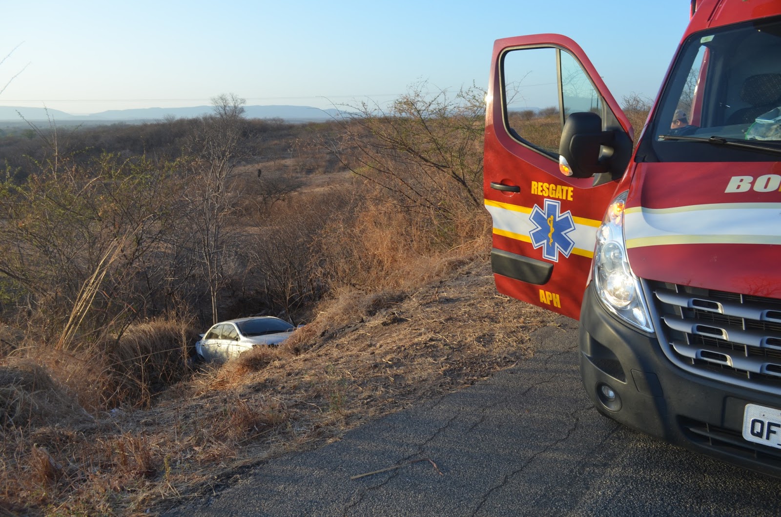 Veículo desceu barranco após desviar de animal (Foto: Ângelo Lima)