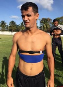 Lateral-direito do Belo, Gustavo exibe o equipamento (em preto), que fica coberto por uma proteção (azul) (Foto: Divulgação / Botafogo-PB)