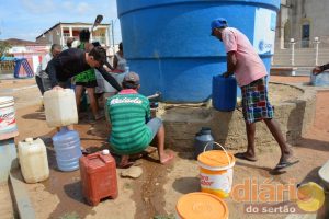 Caixa d'água abastece moradores no Centro de Jericó