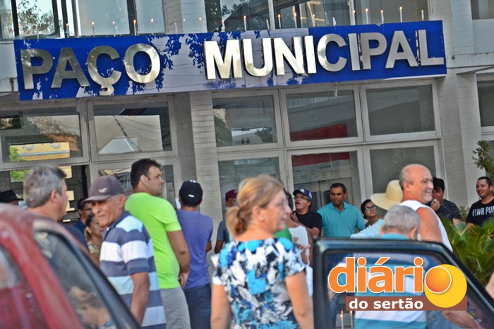 Servidores realizaram protesto na Prefeitura de Sousa (foto: Charley Garrido)