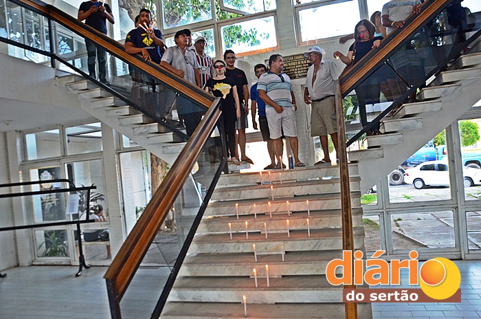 Servidores realizaram protesto na Prefeitura de Sousa (foto: Charley Garrido)