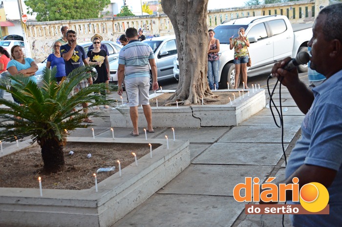 Servidores realizaram protesto na Prefeitura de Sousa (foto: Charley Garrido)