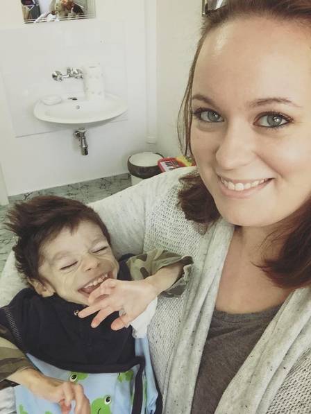 Priscilla e Ryan: primeiro contato ocorreu em julho de 2015; a adoção veio em outubro do mesmo ano Foto: Reprodução/Facebook