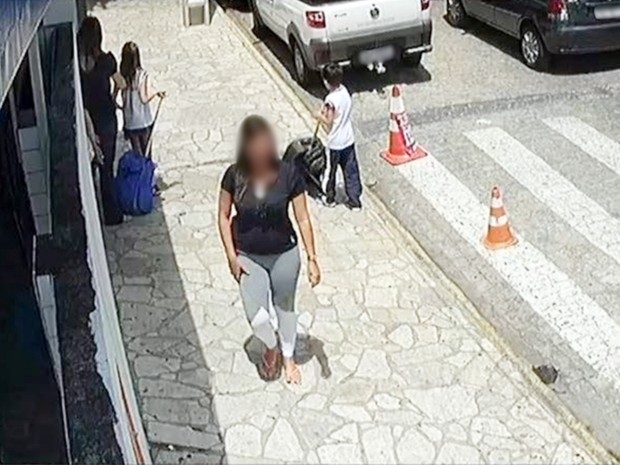 Suspeita foi flagrada por uma câmera de segurança caminhando com uma carteira furtada (Foto: Divulgação/Lucas Sá/Polícia Civil)